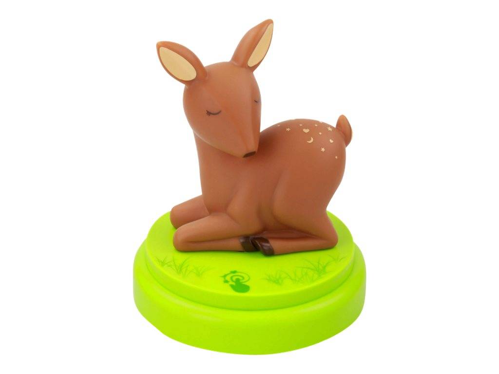 Kleine braune Hirschfigurine, die auf einem leuchtend grünen runden Sockel sitzt, vor weißem Hintergrund.