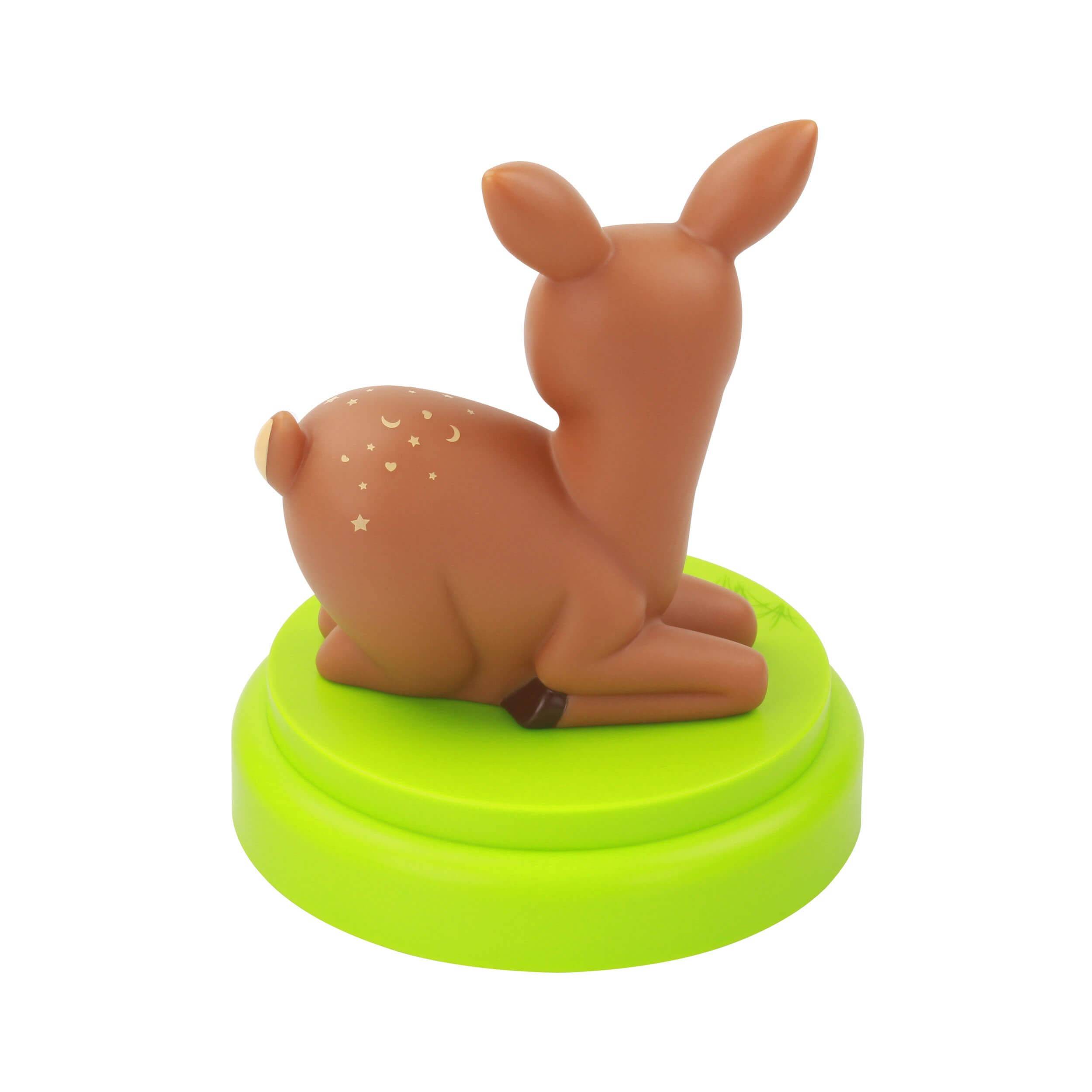 Kleine braune Hirschfigur, die auf einem hellgrünen kreisförmigen Sockel vor weißem Hintergrund sitzt.