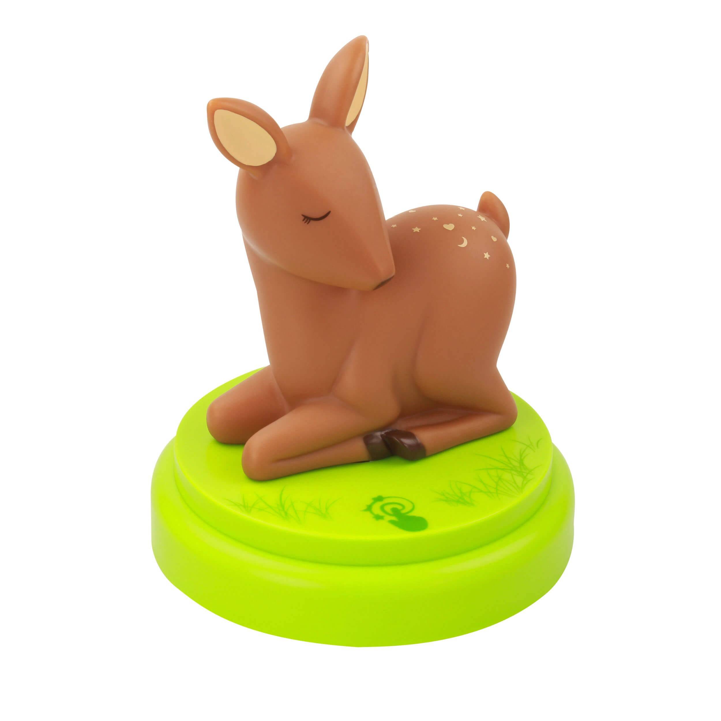 Kleine braune Hirschfigur, die auf einem leuchtend grünen runden Sockel ruht, vor weißem Hintergrund dargestellt.