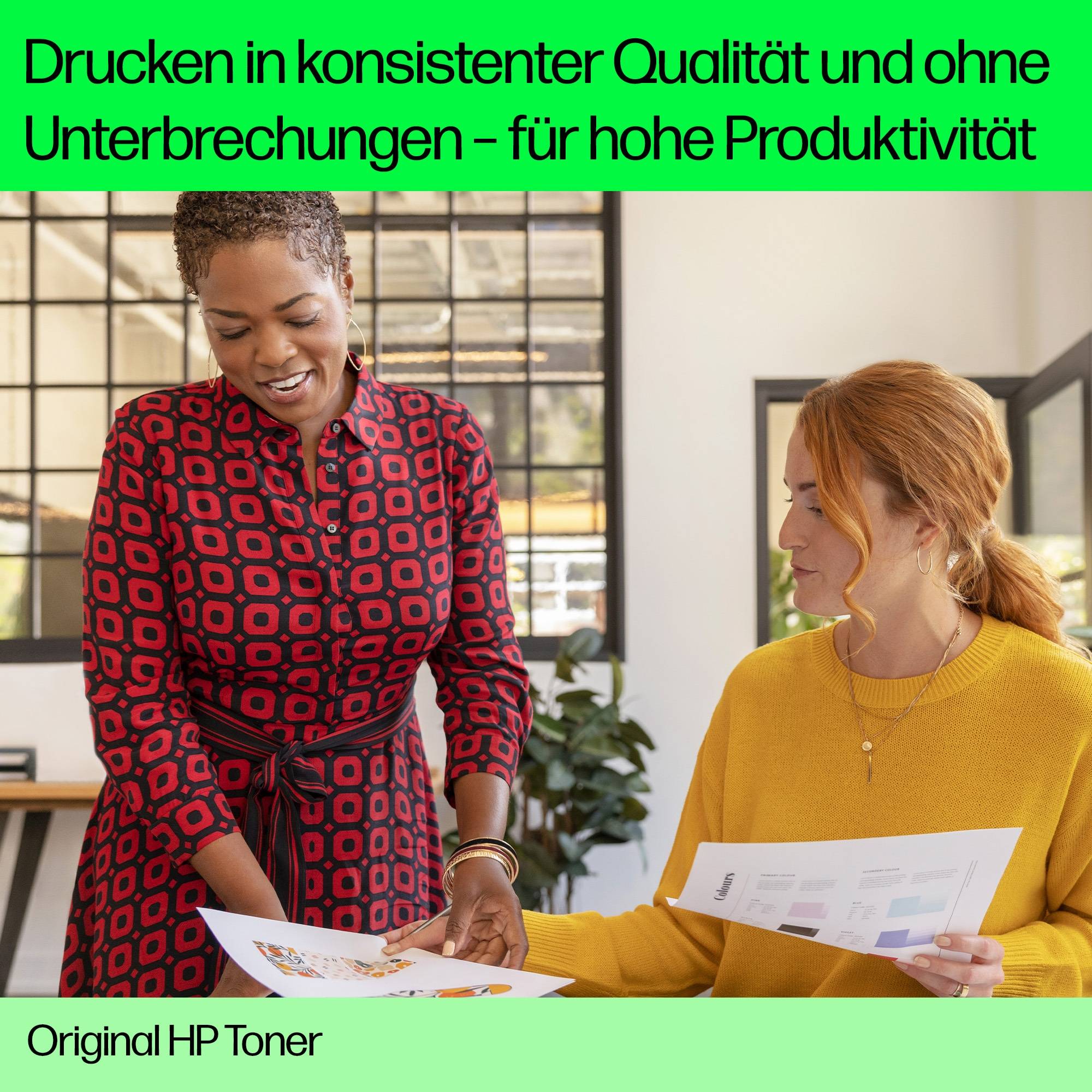 Zwei Frauen überprüfen gedruckte Dokumente in einem Büro und werben für Original HP Toner und die deutsche Schlagzeile „Drucken in konsistenter Qualität und ohne Unterbrechungen – für hohe Produktivität