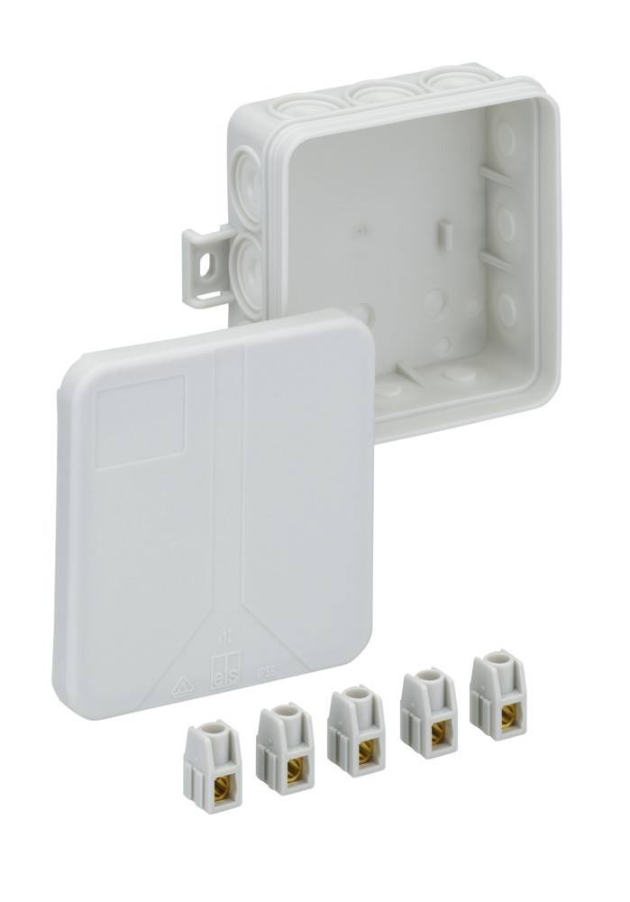 Elektrische Kunststoff-Abzweigdose mit entferntem Deckel, Innenraum sichtbar. Vier Anschlussklemmen sind davor platziert.