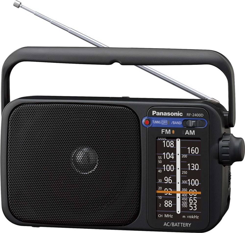 Ein schwarzes Panasonic RF-2400D tragbares Radio mit Tragegriff und ausziehbarer Antenne. Es zeigt FM- und AM-Frequenzskalen an.