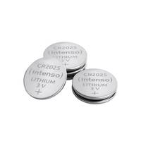 Drei übereinander gestapelte Intenso Lithium-Knopfzellen CR2025 3V auf weißem Hintergrund.