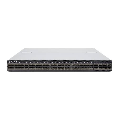 Frontansicht eines in einem Rack montierten Netzwerk-Switches mit vielen Ethernet-Anschlüssen und Statusleuchten auf einem einfachen weißen Hintergrund.