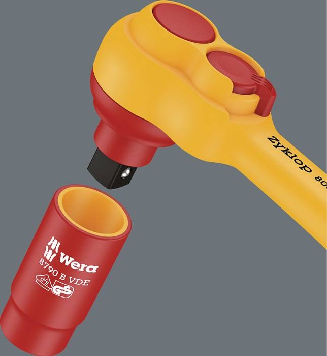 Ein gelb-roter isolierter Ratschenschlüssel mit einer Steckdose mit der Aufschrift 'Wera 8790 B VDE 9/16'. Entwickelt für sichere elektrische Arbeiten.