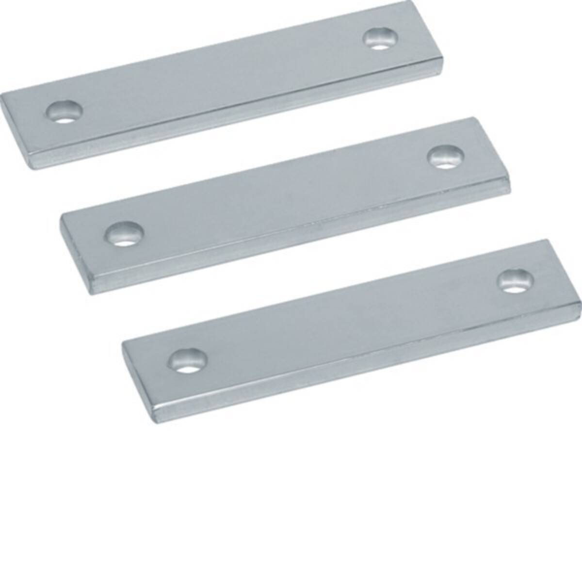 Drei rechteckige Metallhalterungen, jede mit zwei Befestigungslöchern, diagonal auf einem einfarbigen Hintergrund angeordnet.