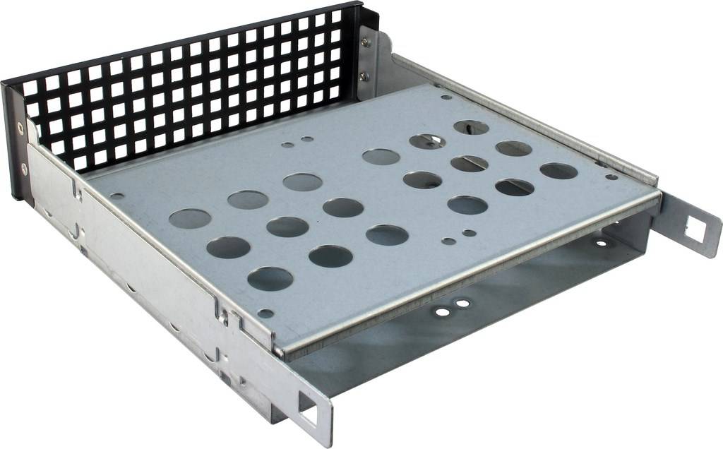 Metall-Server-Festplattenschacht oder Montageschlitten mit perforierter Grundplatte und hinterer Griffhalterung, dargestellt auf weißem Hintergrund.