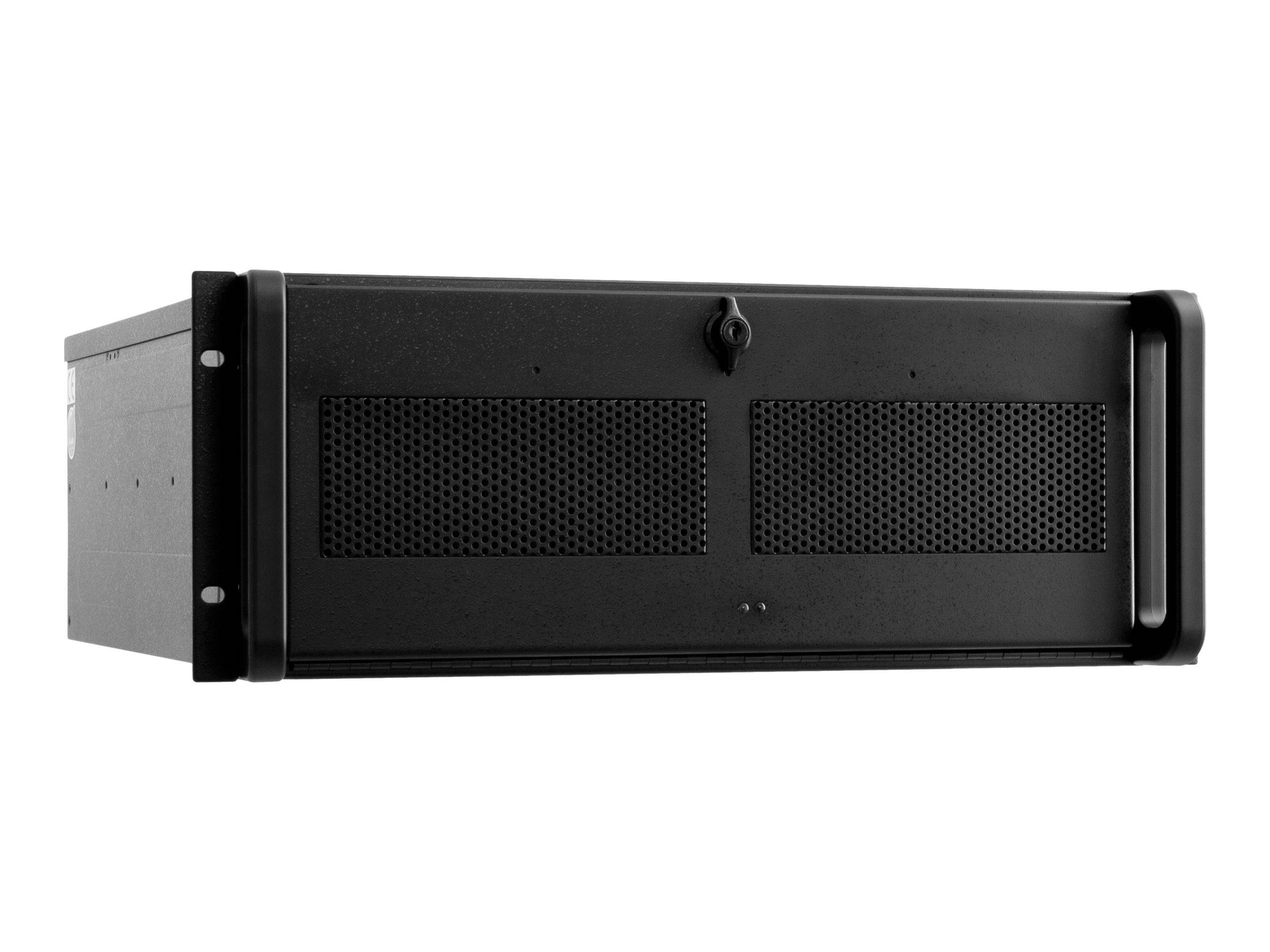 Schwarzes, in einem Rack montiertes Serversystem oder Gehäuse für Ausrüstung mit Belüftungsgittern an der Vorderseite und einem Griff auf weißem Hintergrund.
