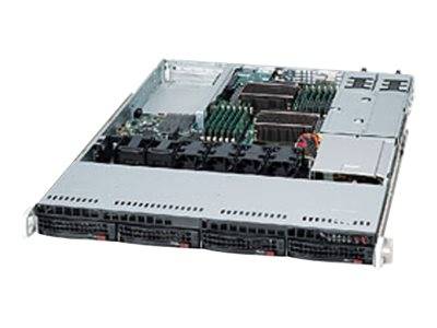 Ein in ein Regal eingebautes Server-Gehäuse mit entferntem Deckel, das interne Komponenten zeigt, darunter Lüfter, Speichermodule und Leiterplatten.