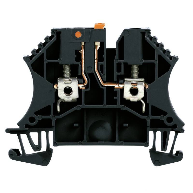 Eine Nahaufnahme einer elektrischen Klemmenleiste, die die internen Metallverbinder und Schrauben zum Befestigen von Drähten zeigt.