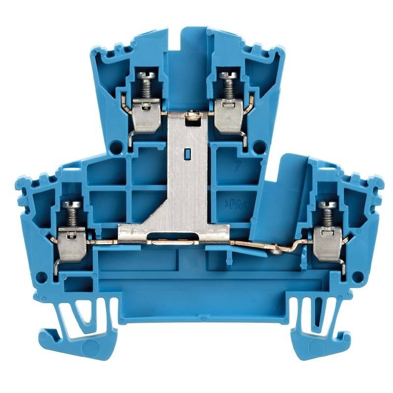 Ein blauer elektrischer Anschlussblock mit Metallverbindern und Schrauben zum Befestigen von Drähten, der in elektrischen Steuerungstafel verwendet wird.