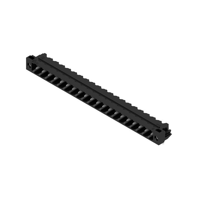 Ein schwarzes, längliches mechanisches Teil mit mehreren Schlitzen, höchstwahrscheinlich eine Komponente einer größeren Baugruppe, vor einem weißen Hintergrund abgebildet.