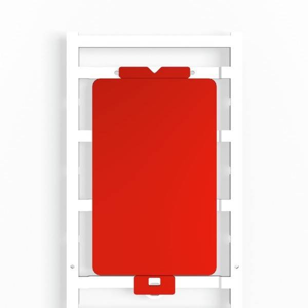 Eine rote Feuerlöscher-Box, die an einer weißen Wand montiert ist, leer und ohne Feuerlöscher im Inneren.
