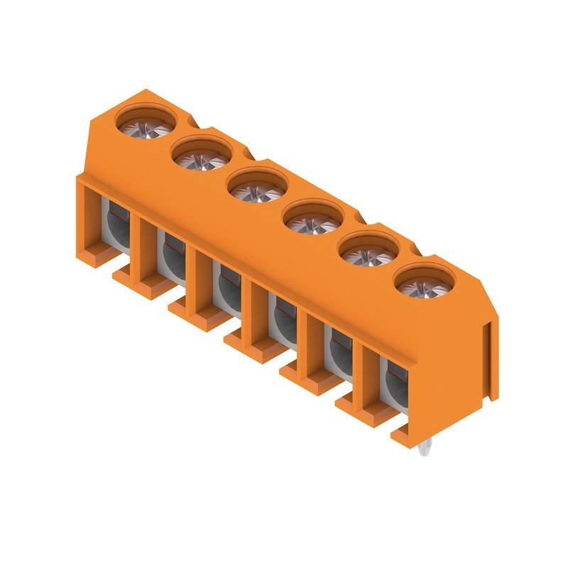 Ein orangefarbener Elektro-Klemmenblock mit sechs Drahteinführungen zum Anschließen und Befestigen von elektrischen Leitungen, Winkelansicht dargestellt.