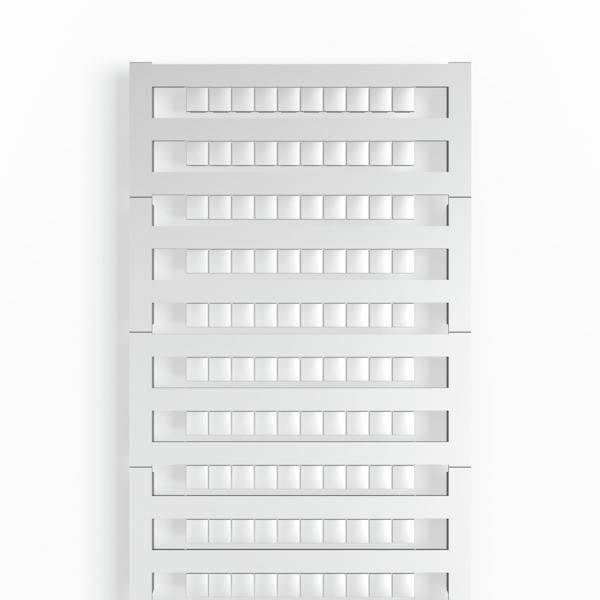 Eine minimalistische weiße Wand mit gleichmäßig angeordneten rechteckigen Vertiefungen, die ein geometrisches Muster bilden.