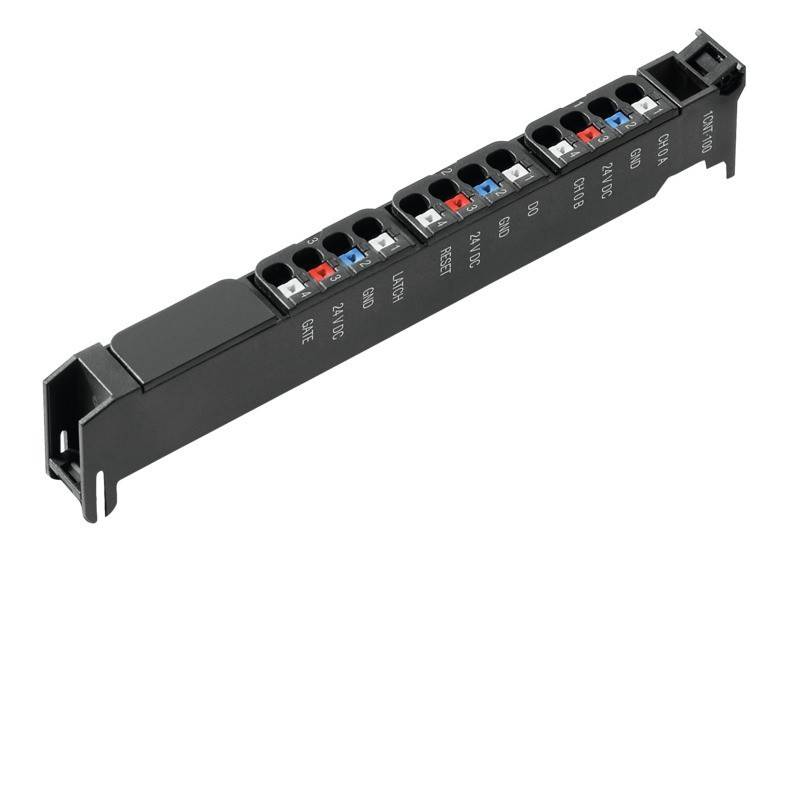 Ein schwarzes, in einem Rack montiertes Patchpanel mit mehreren beschrifteten Anschlüssen, das für die Verwaltung von Kabelverbindungen in einem Netzwerk- oder Kommunikationssystem verwendet wird.