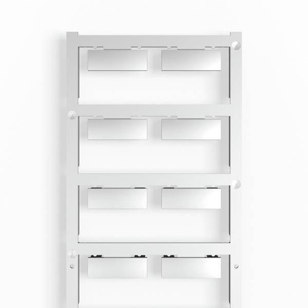 Ein weißes vertikales Panel mit vier Reihen, wobei jede Reihe zwei rechteckige Schlitze mit Metallabdeckungen enthält; der Zweck ist unklar.