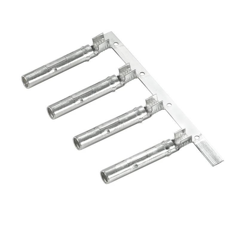 Metallverbinder mit vier gleichmäßig auf einem flachen Balken angeordneten zylindrischen Stiften, der für elektrische oder mechanische Verbindungen verwendet wird.