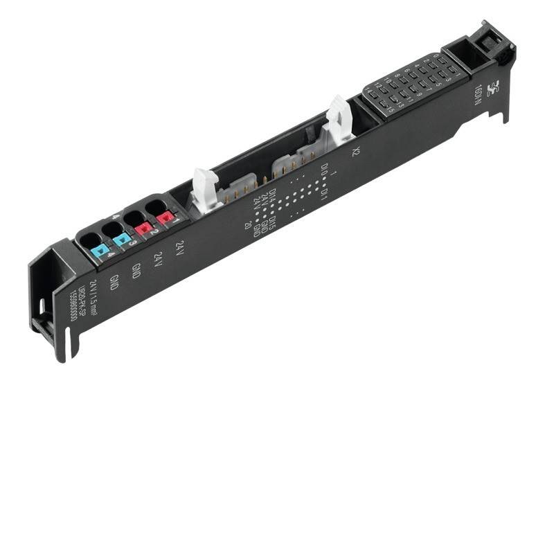 Eine elektronische Komponente mit beschrifteten Anschlüssen für Verbindungen. Sie verfügt über Anzeigen für Stromeingang und -ausgänge und wird häufig in automatisierten Systemen eingesetzt.