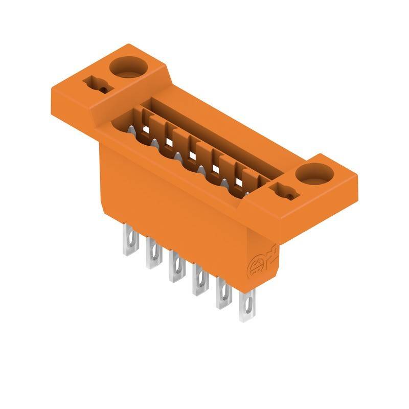 Ein orangefarbener elektrischer Anschluss mit mehreren Metallstiften zur Leiterplattenmontage. Geeignet für elektronische Projekte und Verkabelung.