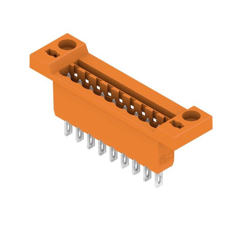 Ein orangefarbener elektronischer Steckverbinder mit mehreren Pins, der zur Montage auf einer Leiterplatte konzipiert ist, von einem Aufwärtswinkel auf weißem Hintergrund dargestellt.