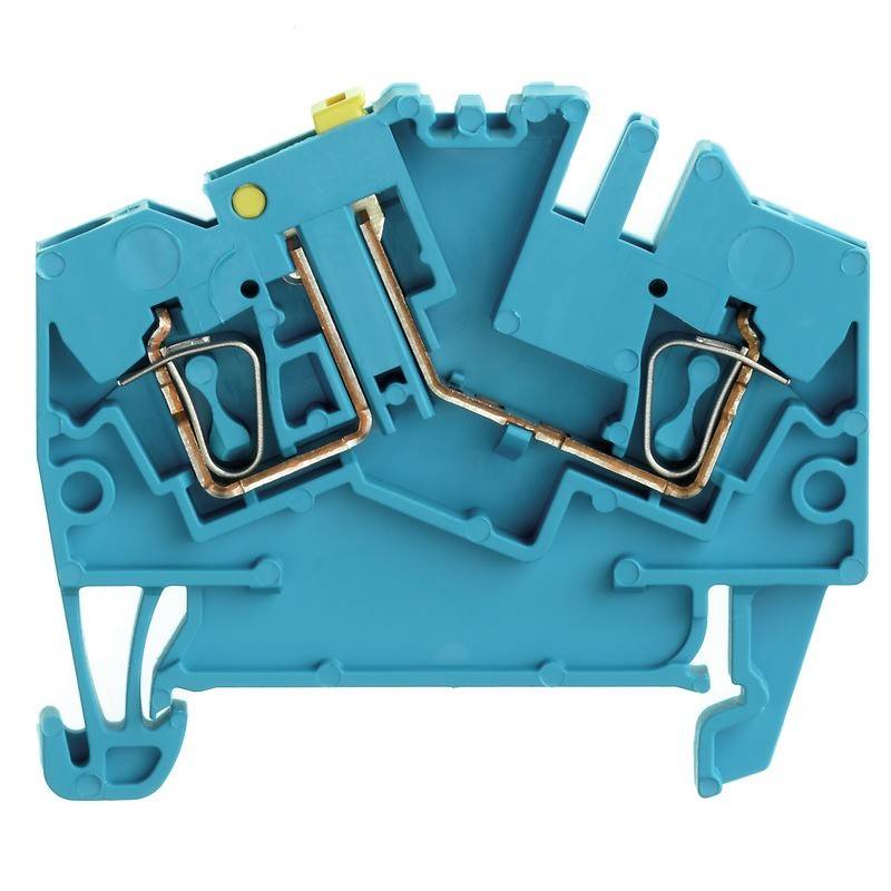 Eine Nahaufnahme eines blauen elektrischen Klemmenblockes, die seine internen Metallverbinder und das Design für Verdrahtungsverbindungen zeigt.