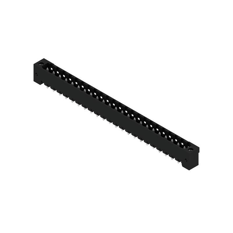 Ein schwarzer, rechteckiger elektronischer Anschluss mit mehreren Pins, von einem Winkel aus gesehen, auf weißem Hintergrund.