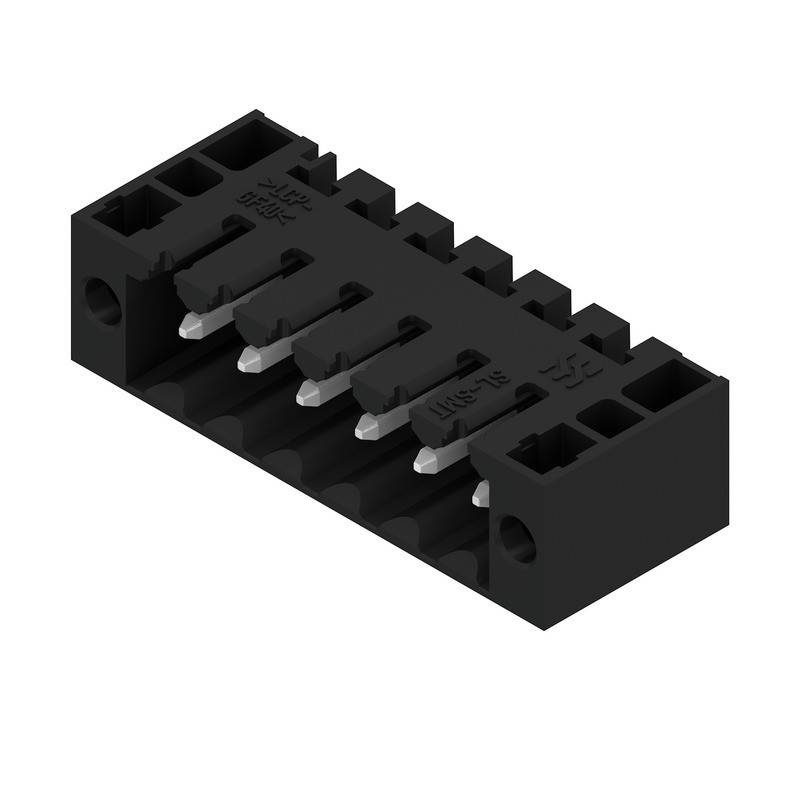 Ein schwarzer elektronischer Stecker mit fünf Metallstiften, der für Leiterplattenanschlüsse konzipiert ist und aus einem Seitenwinkel gezeigt wird.