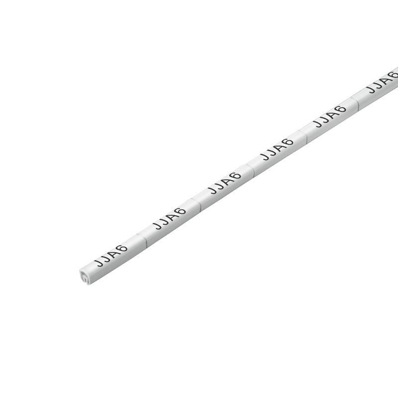 Ein weißer Golftee mit schwarzem Text 'JJA6', der entlang der Seite wiederholt wird, dargestellt vor einem einfarbigen Hintergrund.