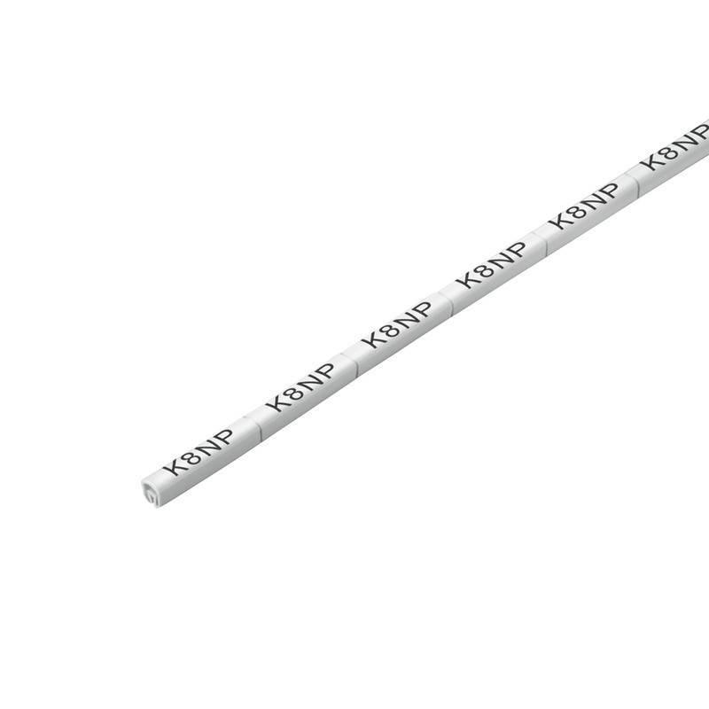 Ein langer, weißer Stab mit schwarzem Text ‚KøNP', der sich entlang seiner Länge wiederholt. Der Hintergrund ist schlicht weiß.