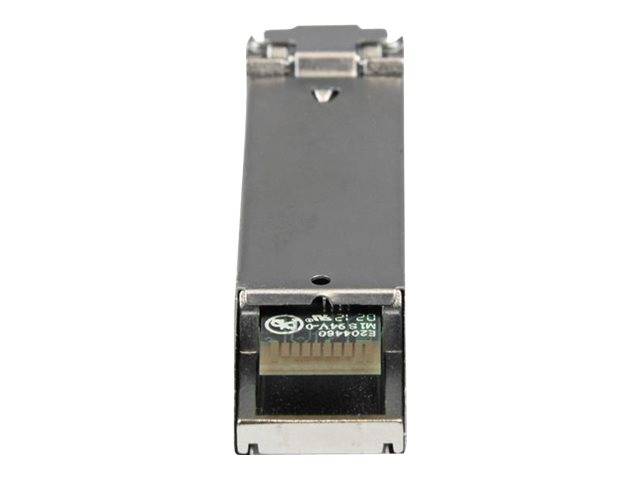 Kleines rechteckiges metallisches elektronisches Modul oder Netzwerkemitter mit einer Steckeröffnung an einem Ende, dargestellt auf weißem Hintergrund