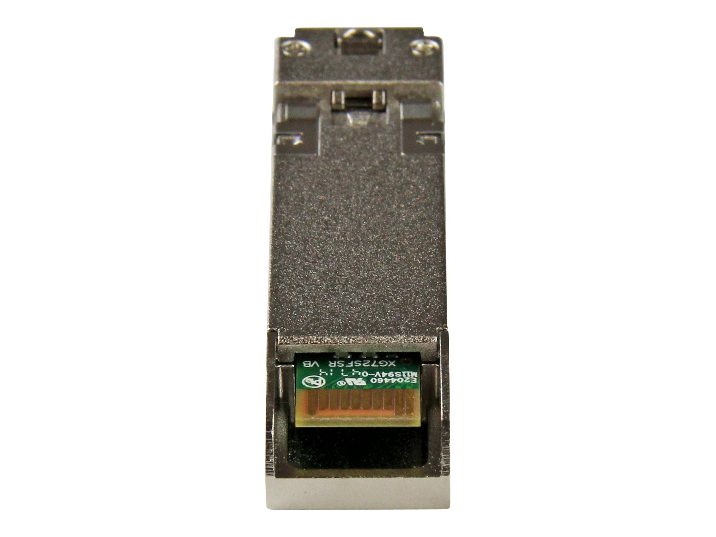 Nahaufnahme eines kleinen metallischen optischen Transceiver-Moduls mit sichtbarem grünem Leiterplatte und Anschlussport.