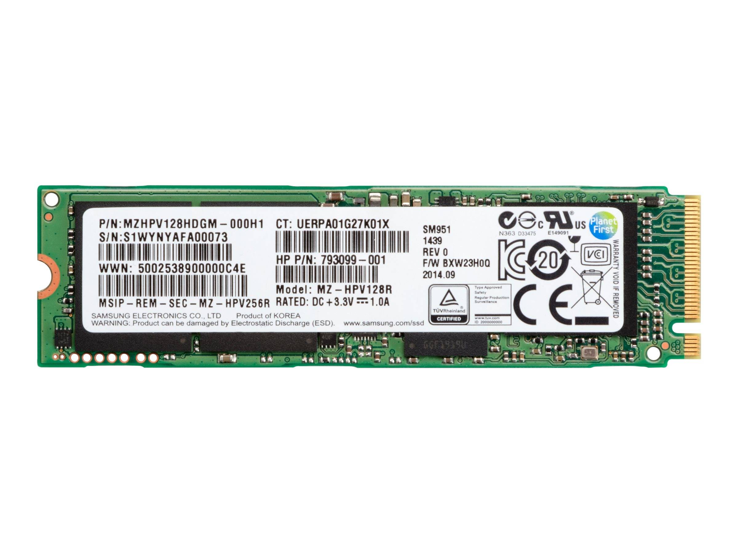Ein grünes M.2-NVMe-Solid-State-Laufwerk mit einem weißen Etikett, das Modellbezeichnung und Zertifizierungsmarkierungen zeigt.
