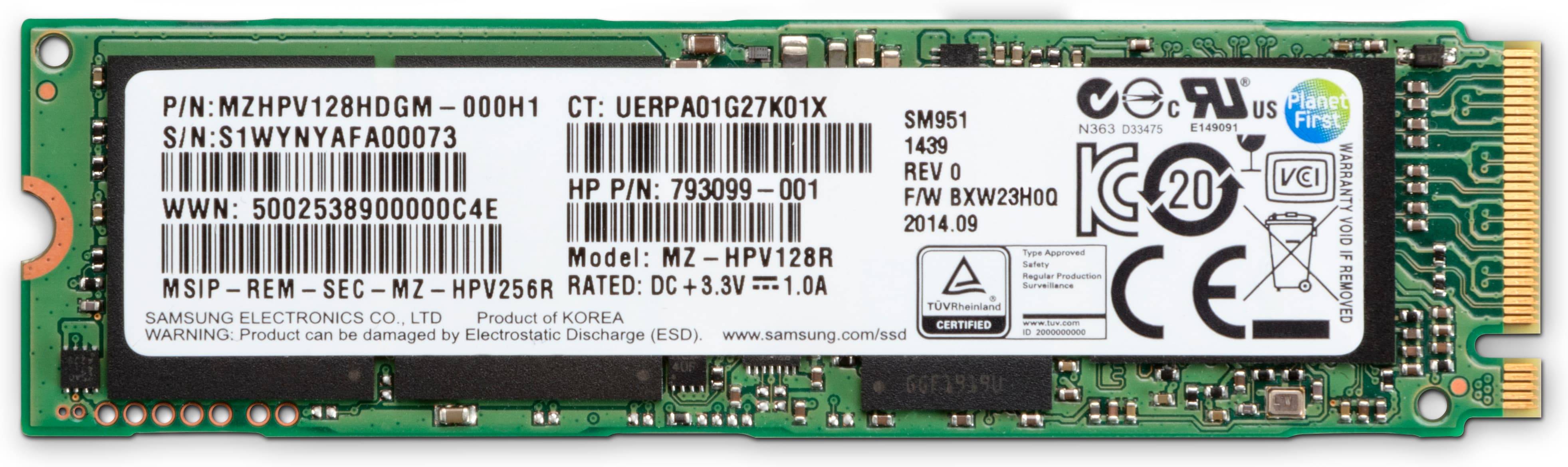 Nahaufnahme einer Samsung M.2-SSD-Leiterplatte mit mehreren Produkt- und Zulassungsetiketten, einschließlich Modell- und Seriennummerinformationen.