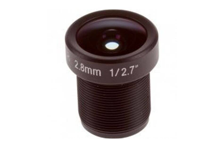 Nahaufnahme eines kleinen schwarzen Kameraobjektivs mit der Aufschrift „2,8 mm 1/2,7