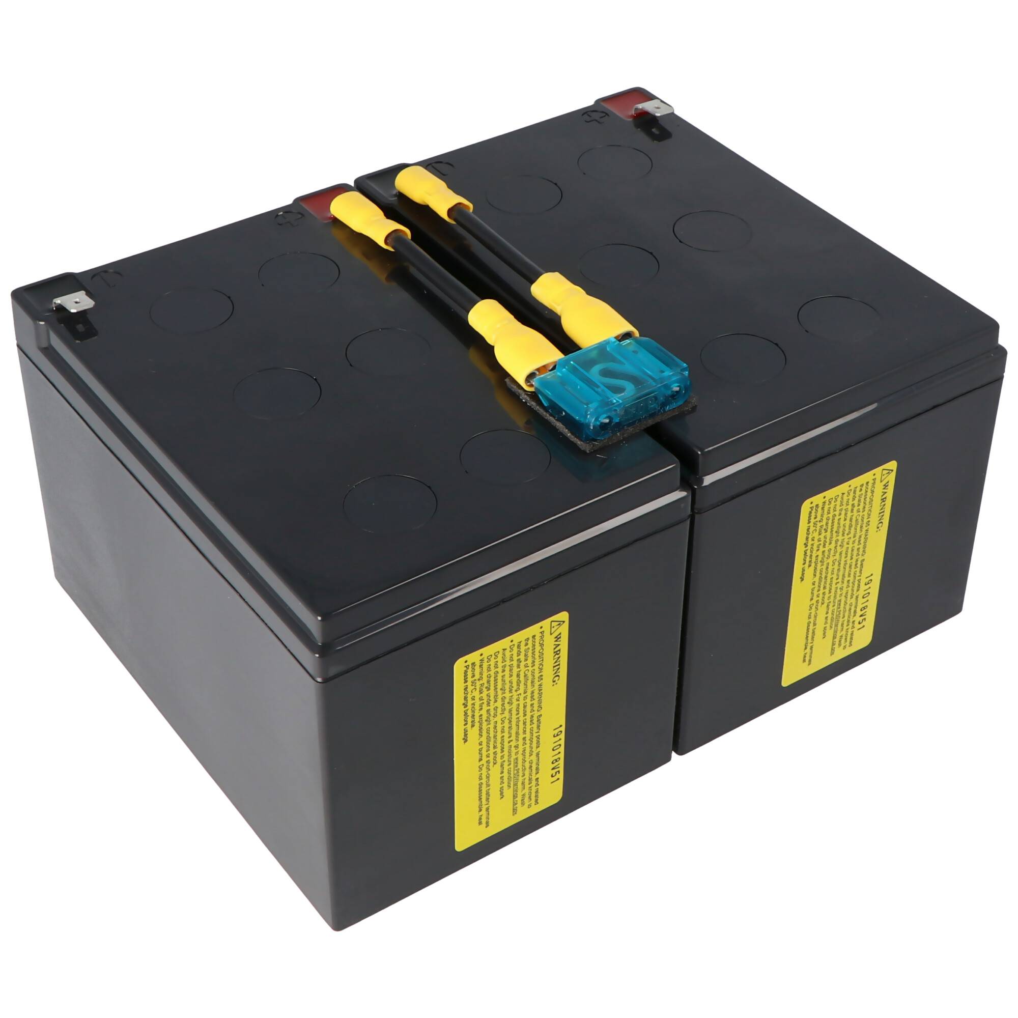 Schwarzes Batteriepaket mit zwei gelben Griffkabeln für Starthilfekabel, die oben darüber gespannt sind, vor weißem Hintergrund dargestellt.