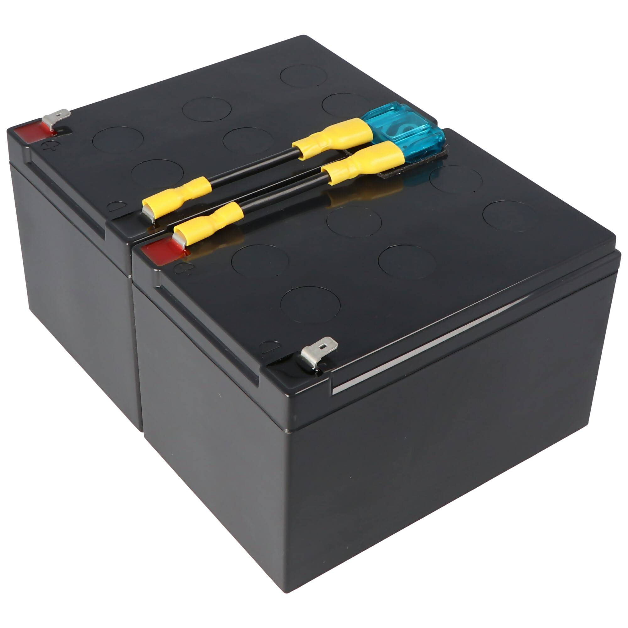 Schwarzes rechteckiges Batteriepak mit zwei gelben Steckerverbindungen und einem blauen Klemmenblock oben.