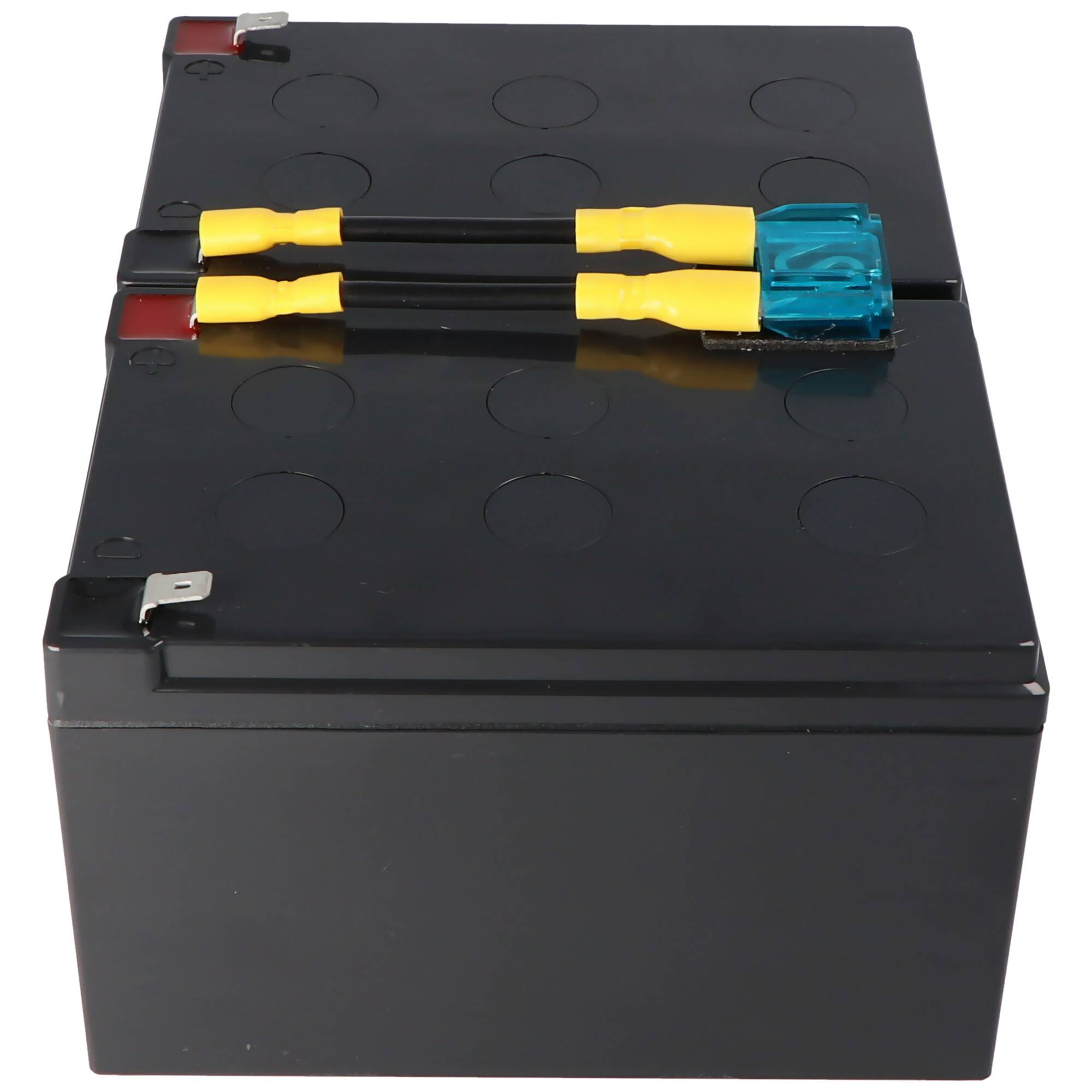 Schwarze wiederaufladbare Batterie mit zwei gelb-schwarzen Anschlussdrähten und einem blauen Stecker oben.