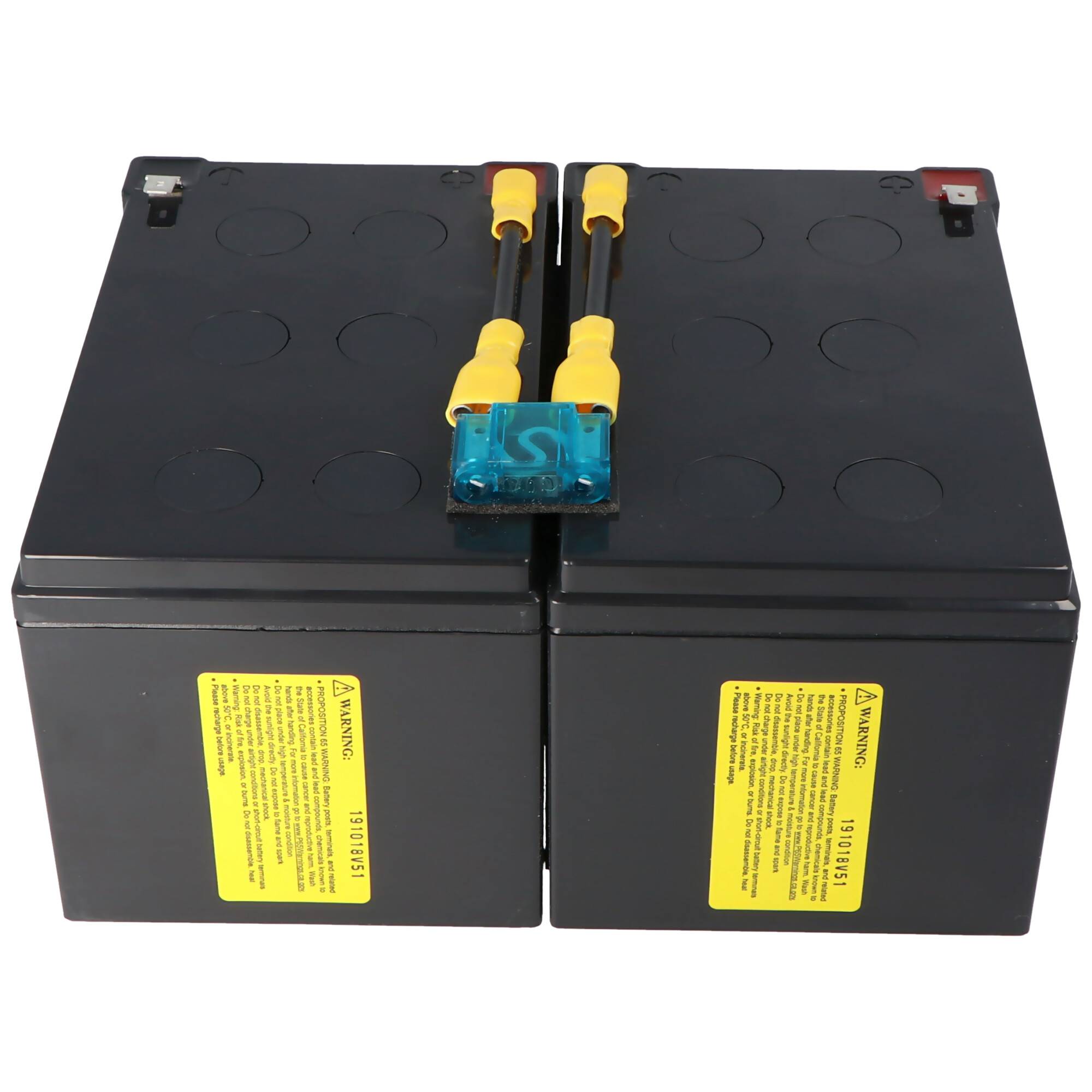 Zwei schwarze wiederaufladbare Batterien in Serie mit einer Sicherung und gelben Anschlüssen oben verbunden.