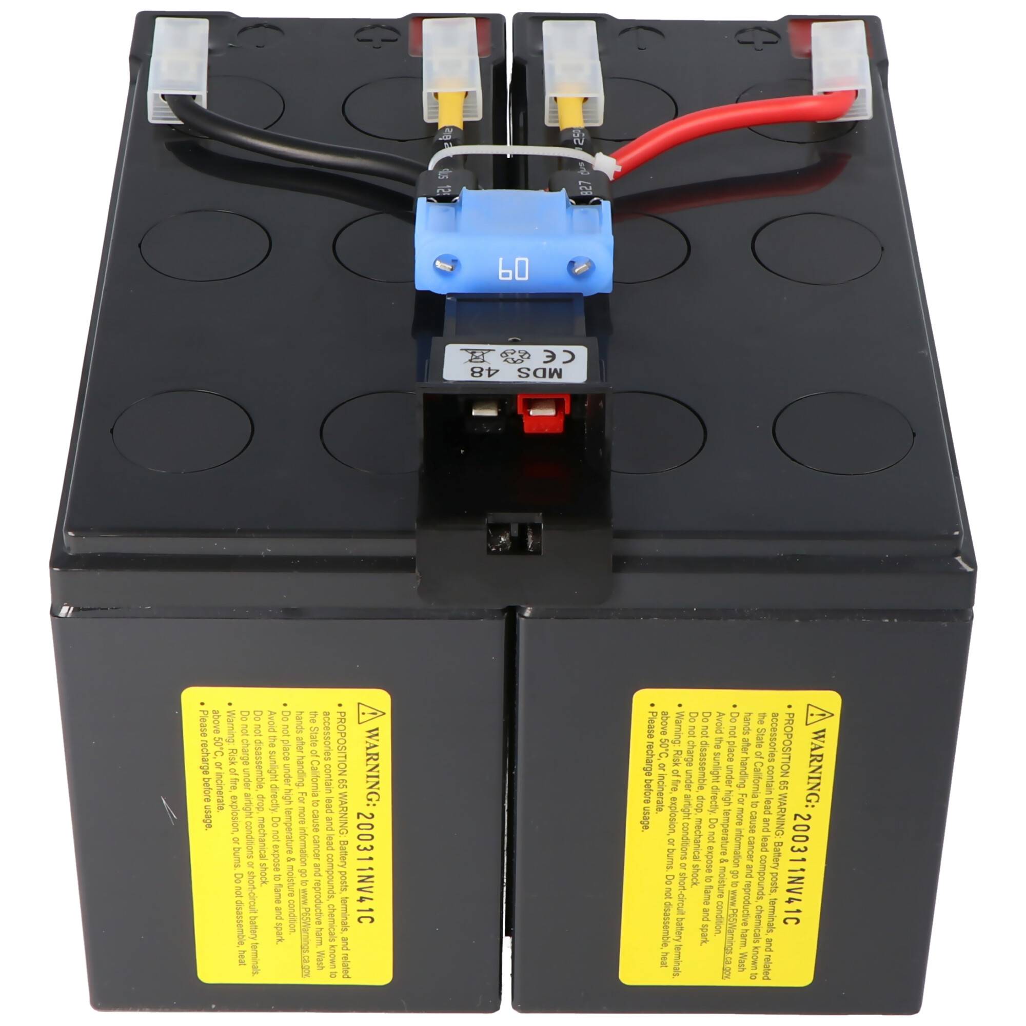 Zwei schwarze versiegelte Batterien miteinander verdrahtet, mit einem blauen Sicherungshalter oder Klemmenblock und roten und schwarzen Kabeln oben.