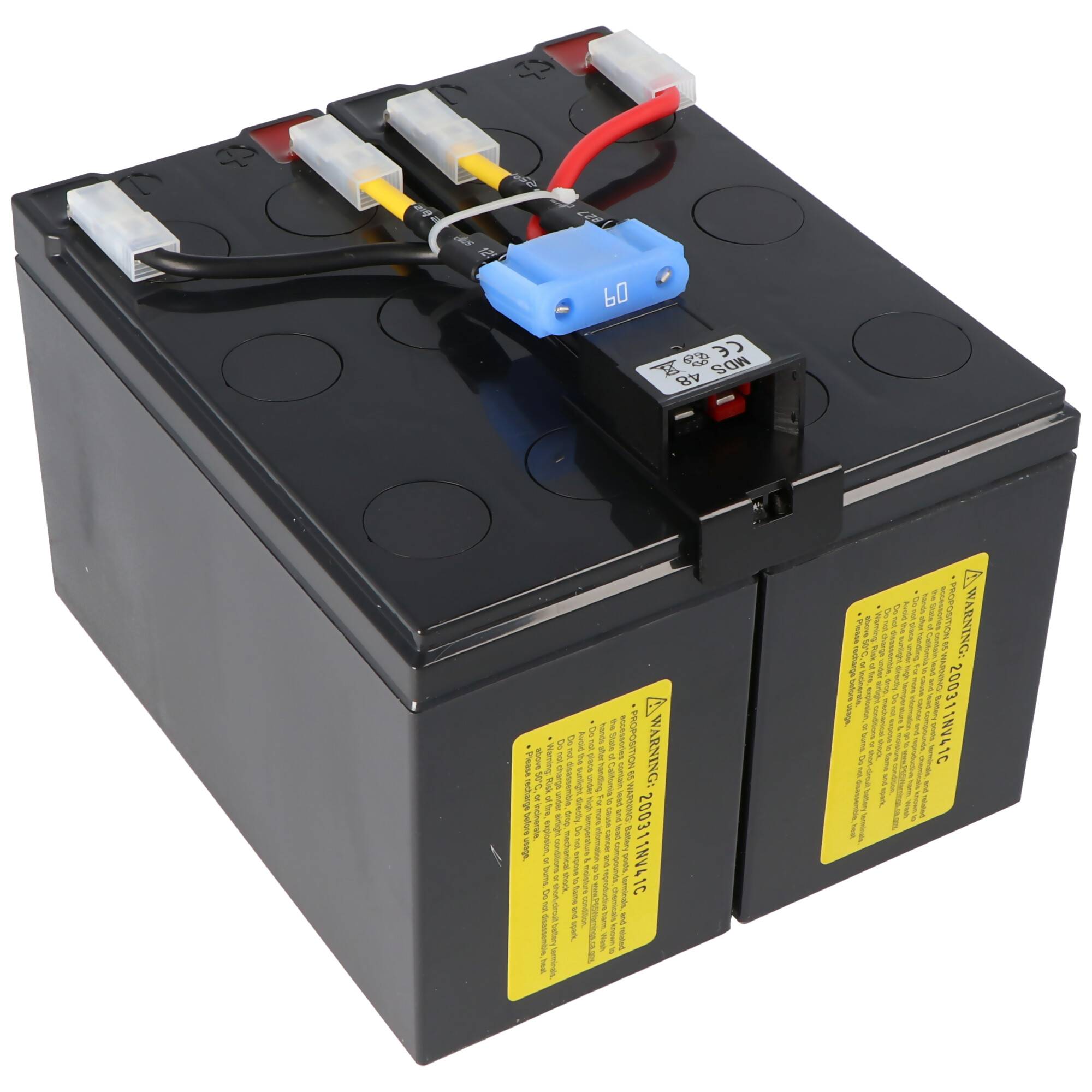 Schwarzer wiederaufladbarer Batteriepack mit Anschlüssen und angebrachter Verkabelung oben, mit Warnkennzeichnungen auf der Seite.