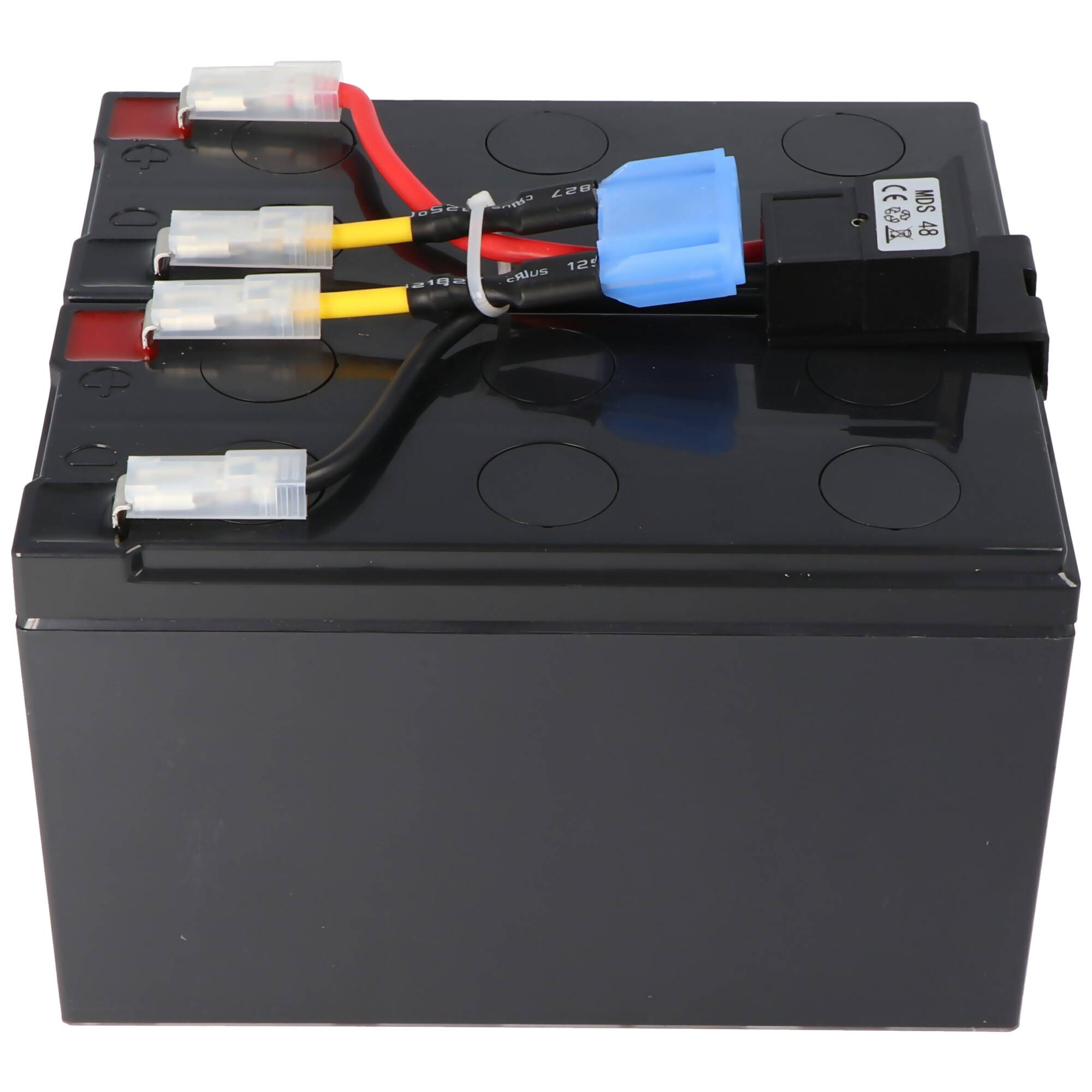 Schwarzes rechteckiges Batteriepaket mit roten, gelben und schwarzen Drähten, die mit weißen Steckern verbunden sind, und einem blauen Anschluss oben.