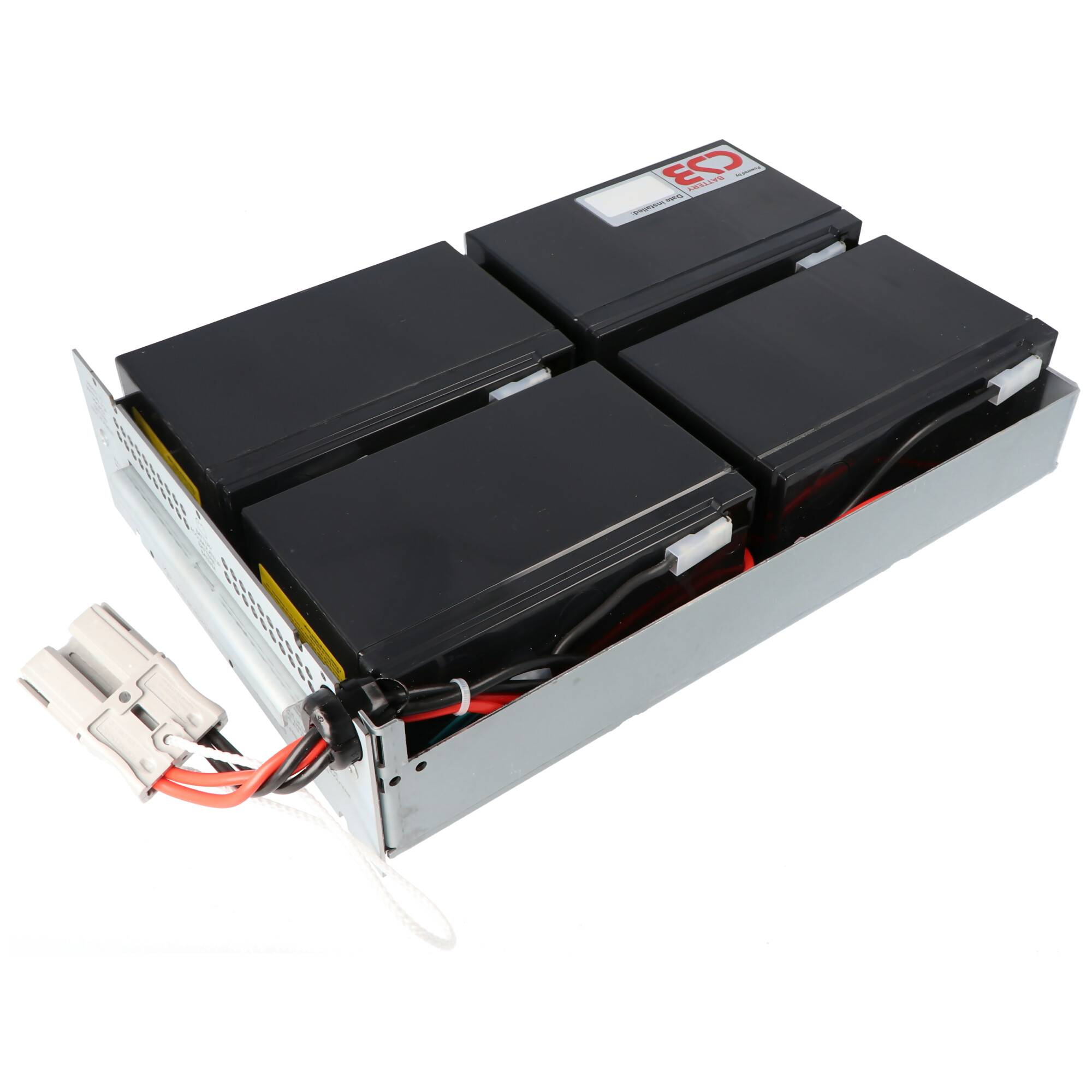 Vier schwarze wiederaufladbare Batterien in einem rechteckigen Metallfach mit angebrachten roten, schwarzen und weißen Stromverbindern auf weißem Hintergrund.
