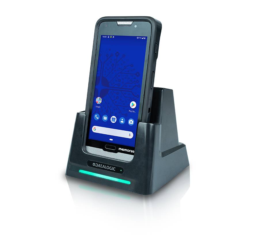 Smartphone in einer schwarzen Datalogic-Ladestation, das einen Android-Startbildschirm anzeigt.