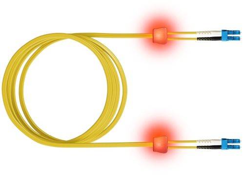 Gelbes Lichtwellenleiterkabel, zu einer Schleife aufgewickelt, mit zwei blauen Steckverbindern, von denen jeder durch einen leuchtenden roten Marker hervorgehoben wird.