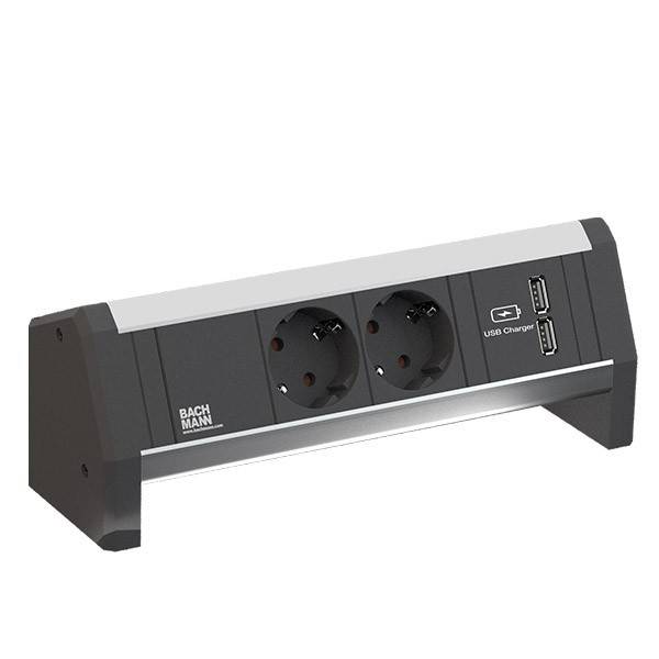 Schwarze Steckerleiste mit zwei europäischen Steckdosen und zwei USB-Ladeanschlüssen, gekennzeichnet mit 'USB Charger'.