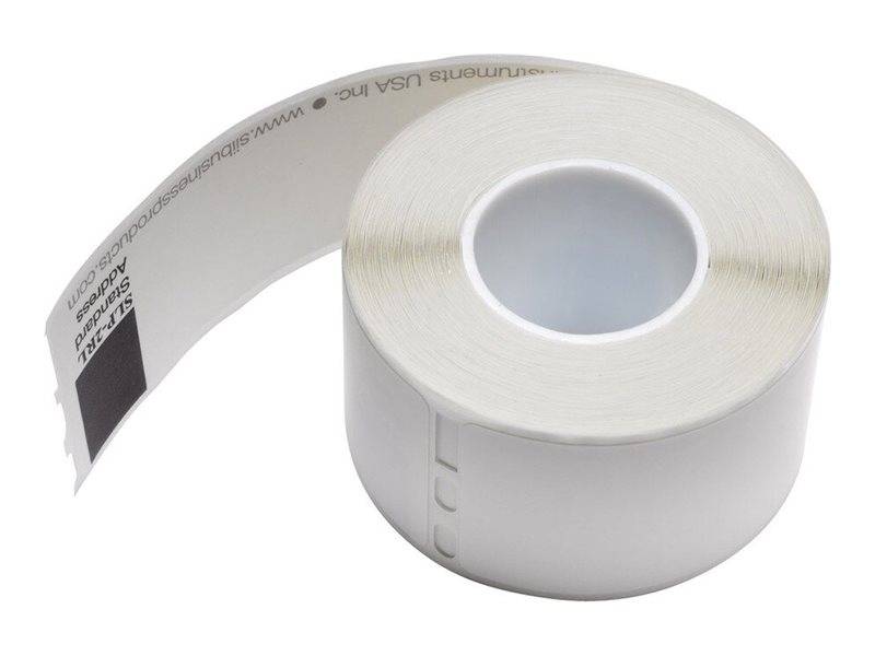 Rolle weißes Klebeband mit einem lose abgewickelten Streifen, auf einem einfachen weißen Hintergrund dargestellt.