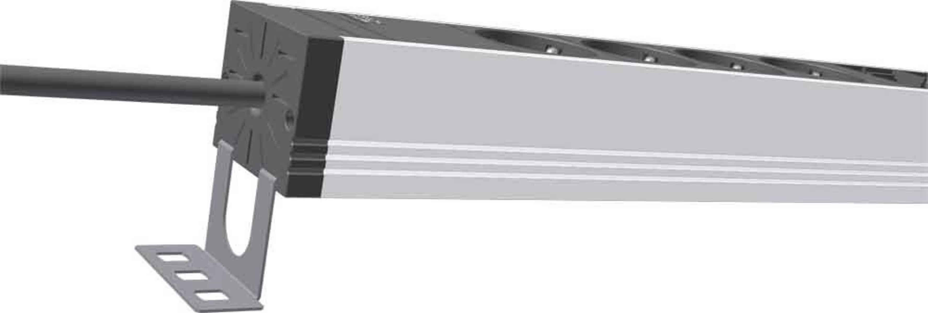 Eine Nahaufnahme eines modernen Aluminiumprofils mit schwarzem Rand und mehreren horizontalen Rillen für architektonische Anwendungen.