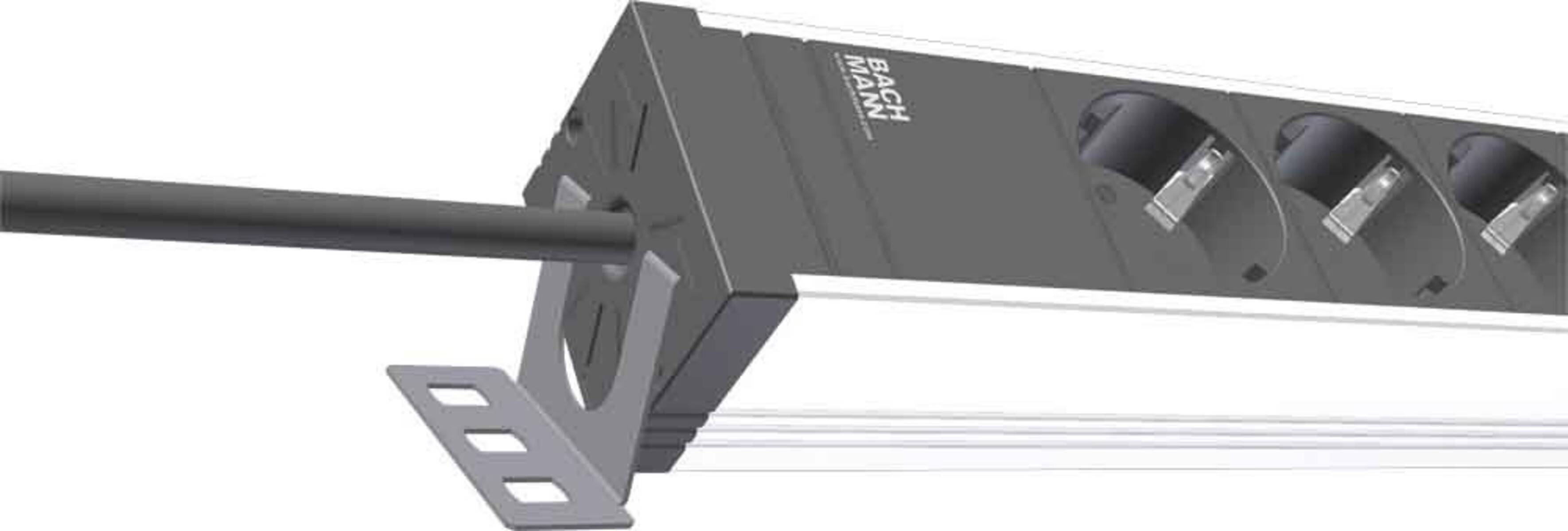 Eine Nahaufnahme einer Metallkomponente mit der Beschriftung ‚Bachmann'. Die Komponente scheint Teil einer industriellen oder elektronischen Vorrichtung zu sein.