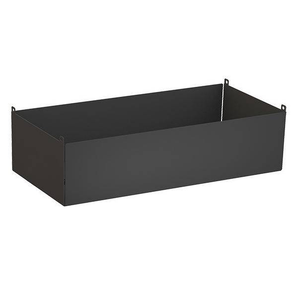 Eine schwarze rechteckige Metallpflanzschale mit hohen Kanten und kleinen Befestigungslöchern an den oberen Ecken.